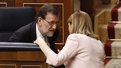 Rajoy habla con Pastor, en un momento de la sesión de este martes
