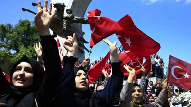 Gobierno turco suspende a más de 15.000 educadores después de goipe fallido