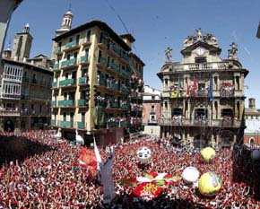 Miles de personas festejan con sus pañuelos San Fermín 2016. (EFE)