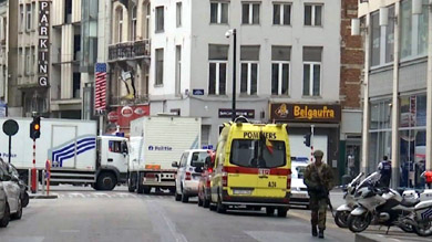 Policía belga persigue a un hombre cargado de explosivos en Bruselas