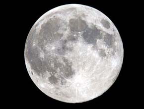 El impacto de varios meteoritos moldeó la cara visible de la Luna. 