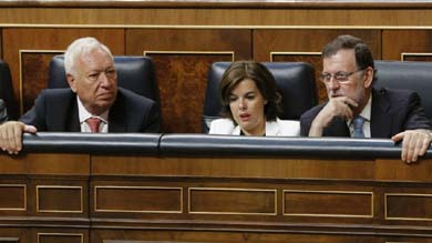 De izq. a dcha. Manuel Margallo, ministro de RR.EE., Soraya Sáez de Santa María, vicepresidenta y Mariano Rajoy, Presidente en funciones