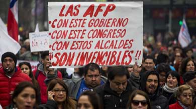 Más de 100.000 chilenos marcharon este domingo en Santiago de Chile para protestar contra el actual sistema de pensiones manejado por las Administradoras de Fondos de Pensiones (AFP) 