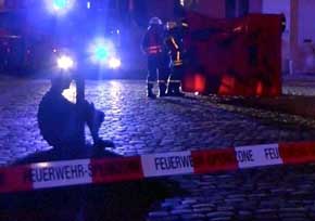 La policía de Alemania inspecciona el restaurante ubicado cerca del lugar de la explosión. 