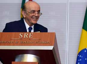 José Serra hizo un comentario sobre las senadoras mexicanas que causó indignación.