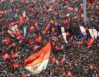 'Ni golpe de Estado, ni diktat!': miles de ciudadanos de Turquía tomaron este domingo la plaza Taksim de Estambul 
