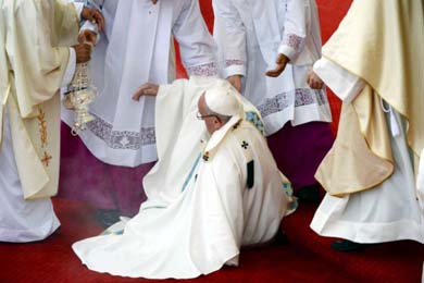 Papa Francisco sufre caída durante una misa en Polonia