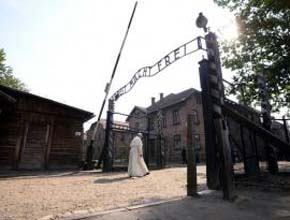 Francisco visita Auschwitz: ¡Señor, perdón por tanta crueldad!