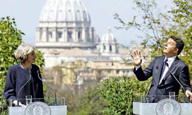 El primer italiano Matteo Renzi durante una conferencia de prensa con su par británica Theresa May, este pasado miércoles, en Roma.