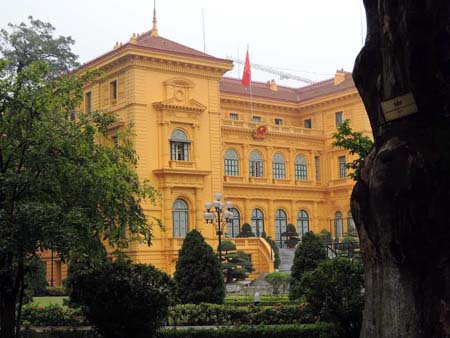 Hanoi (Vietnam) Encanto colonial francés a orillas del río Rojo