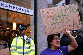 Protestas frente a una hamburguesería Byron.