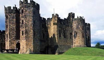 ALNWICK CASTLE, Aquí es donde los nuevos estudiantes de Hogwarts reciben su primera clase de vuelvo en escoba.
