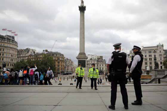 Alcalde de Londres pide calma tras ataque con cuchillo que dejó una mujer muerta