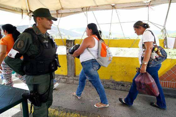 Venezolanos mientras regresaban de hacer compras en Cúcuta el 10 de julio. 