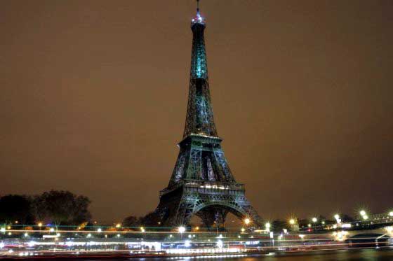 Por error y confusión de un empleado, evacuan la Torre Eiffel de París