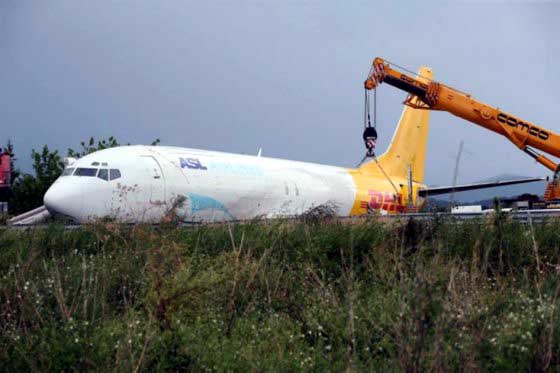 Avión de carga de DHL se salió de la pista al aterrizar y por poco causa una tragedia