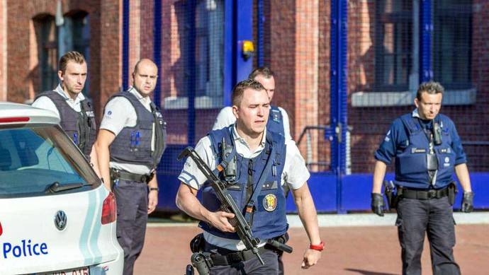 Dos policías belgas heridos con machete por un hombre que gritó 'Dios es grande'