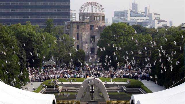 Hiroshima conmemora 71 años de la bomba atómica llamando a imitar a Obama