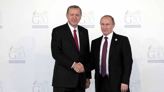 Erdogan y Putin estrechan lazos diplomáticos...