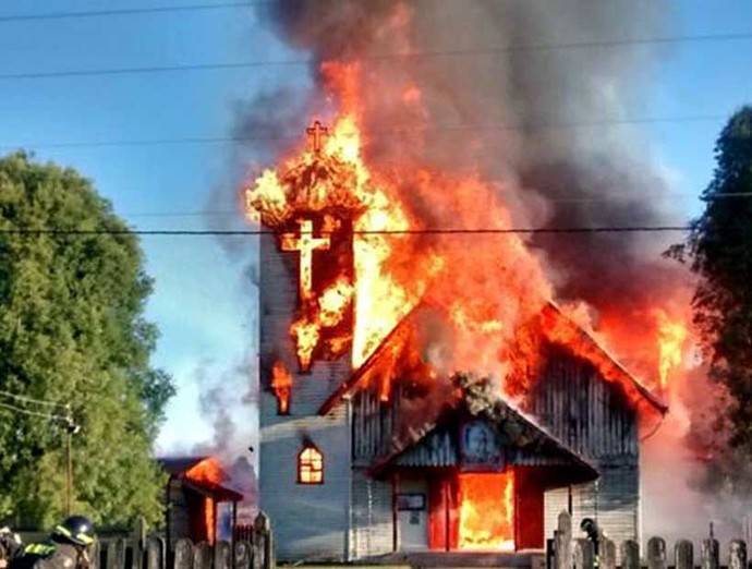Incendian iglesia y una bodega en el sur de Chile