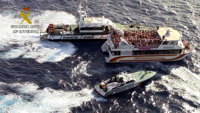 Los efectivos de la Benemérita interceptan un barco con una fiesta a bordo
