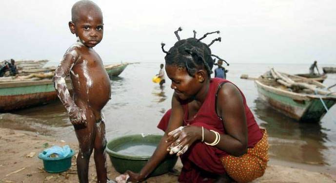 Madre e hijo a las orillas del lago Tanganica en República Democrática del Congo. 