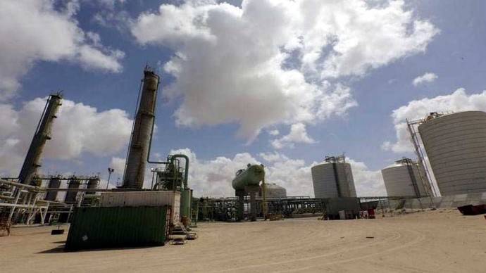 Países occidentales inquietos por ataques a una terminal petrolera libia