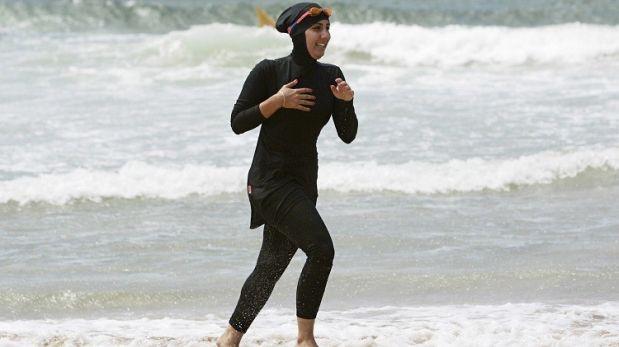 El burkini que prohíbe Francia cubre todo el cuerpo a excepción de la cara, las manos y los pies de la mujer.