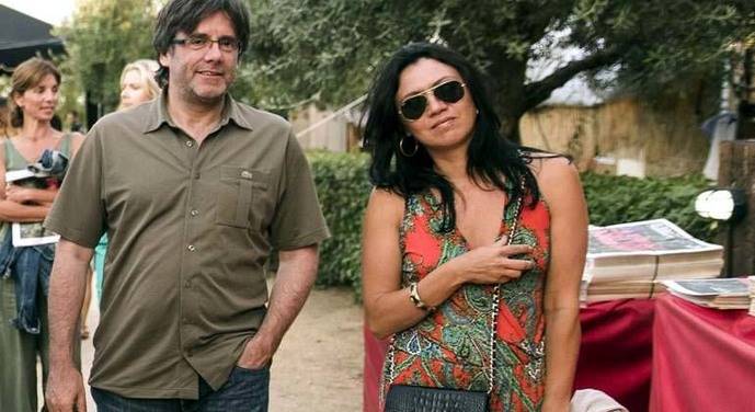 Puigdemont, presidente de la Generalitat, con su esposa en un concierto. 