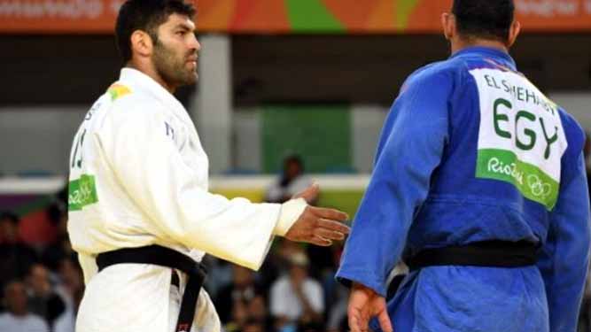 Un judoca egipcio se niega a dar la mano a un israelí