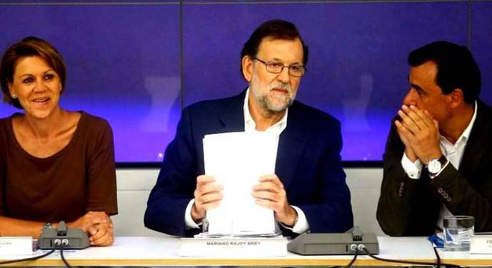 Rajoy entre Cospedal (i) y Maíllo esta mañana en la reunión ejecutiva