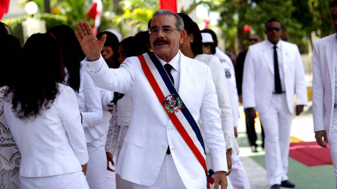 Danilo Medina promete una computadora a cada estudiante y a cada profesor, así como impulsar la educación universitaria en nuevas tecnologías. 