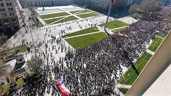 Multitudinaria protesta en contra del sistema de pensiones en Chile