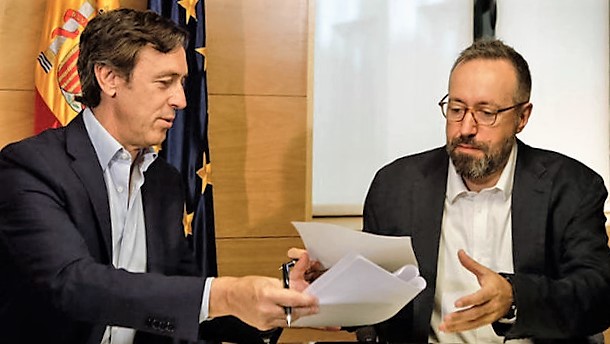 Rafael Hernando (i) y Juan Carlos Girauta, PP y C's respectivamente, firmando el pacto el pasado viernes 19 de agosto.