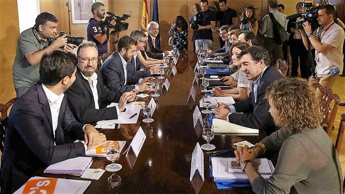Rajoy inicia las negociaciones con Ciudadanos sin el apoyo del PSOE