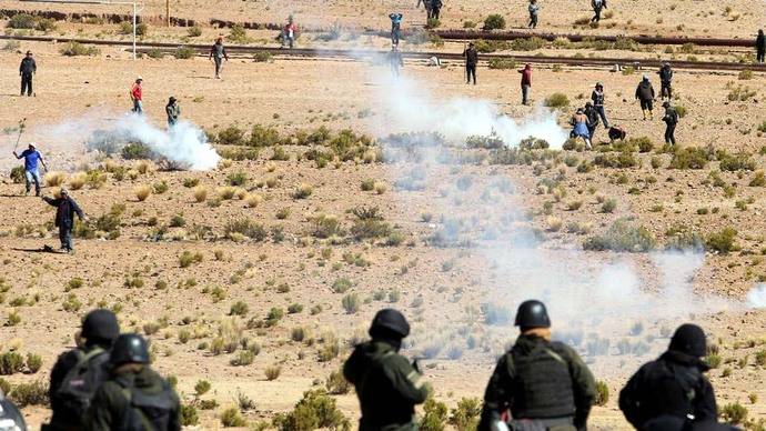 Policías y mineros tuvieron fuertes enfrentamientos a 180 kilómetros de La Paz.

