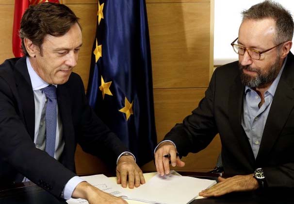 Rafael Hernando (PP) y Juan Carlos Girauta (C's) firman el acuerdo