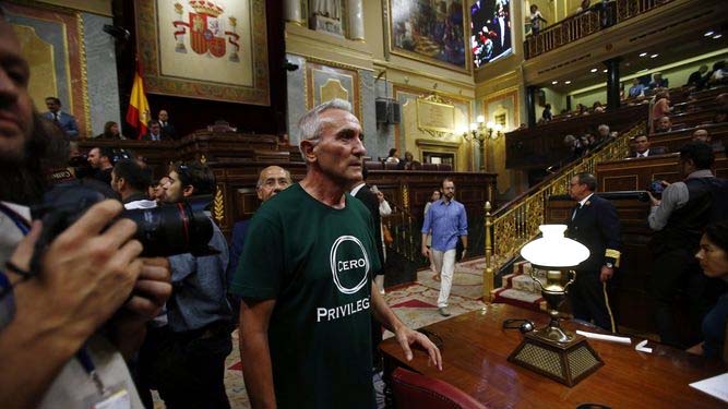 Cañamero (Podemos) se estrena en el Congreso y bromea con votar a Rajoy 'con tal de no escucharle' 