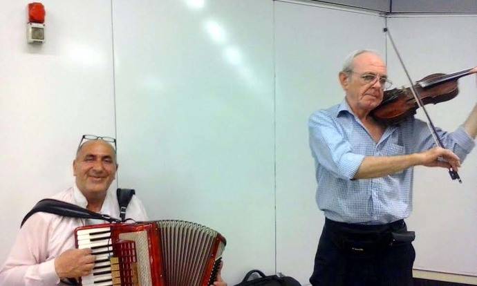Dos músicos mayores a la caza del céntimo en el Metro de Madrid... (Foto: Alexandra Alvarado)
