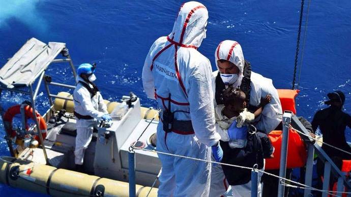 Guardia italiana rescata a 10.000 migrantes en el Mediterráneo en 48 horas