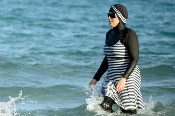 El burkini es un bañador que cubre todo el cuerpo de las mujeres. La prenda solo deja al descubierto la cara las manos y los pies. 