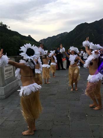 Chile se publicita en China con moai y danzas rapanui sobre la Gran Muralla