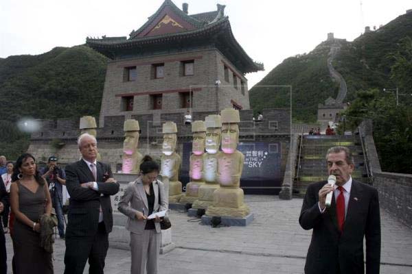 Chile se publicita en China con moai y danzas rapanui sobre la Gran Muralla