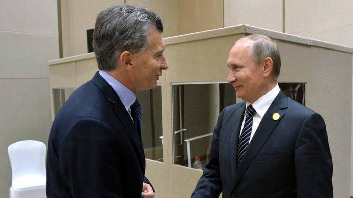 El presidente argentino Mauricio Macri saluda a su homólogo Vladimir Putin