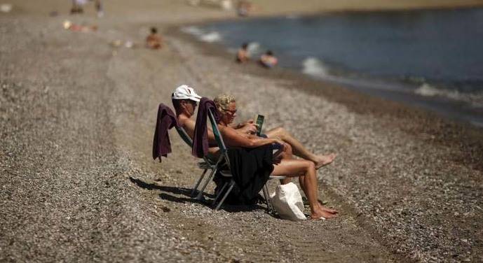 Una mujer en top less en alguna playa francesa...