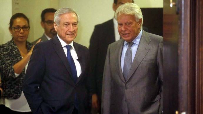 Felipe González (d) junto al canciller chileno Heraldo Muñoz