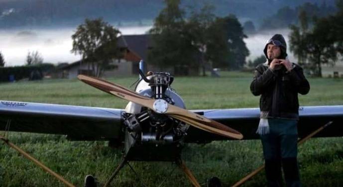 Frantisek Hadrava junto a su avión.