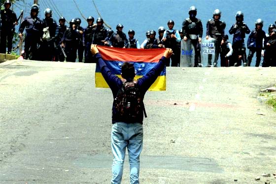 Marcha con cacerolas en Venezuela para exigir revocatorio contra Maduro
