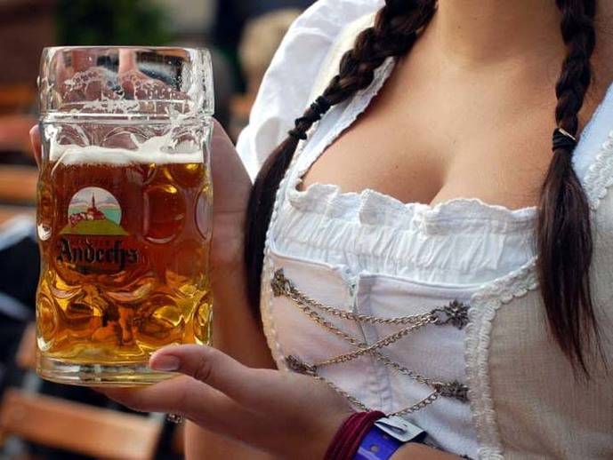 Una chica bebe cerveza en la Oktoberfest