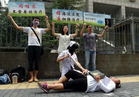 Protestas en Pekín por la cantidad de terapias para curar la homosexualidad. 